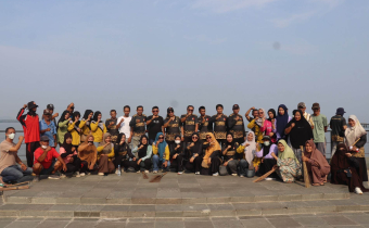 Bawaslu Tolitoli lakukan giat bersih-bersih di RTH Tanjung Batu